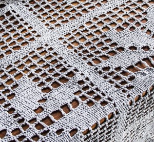 Obrus szydełkowy koło 130cm szary srebrny